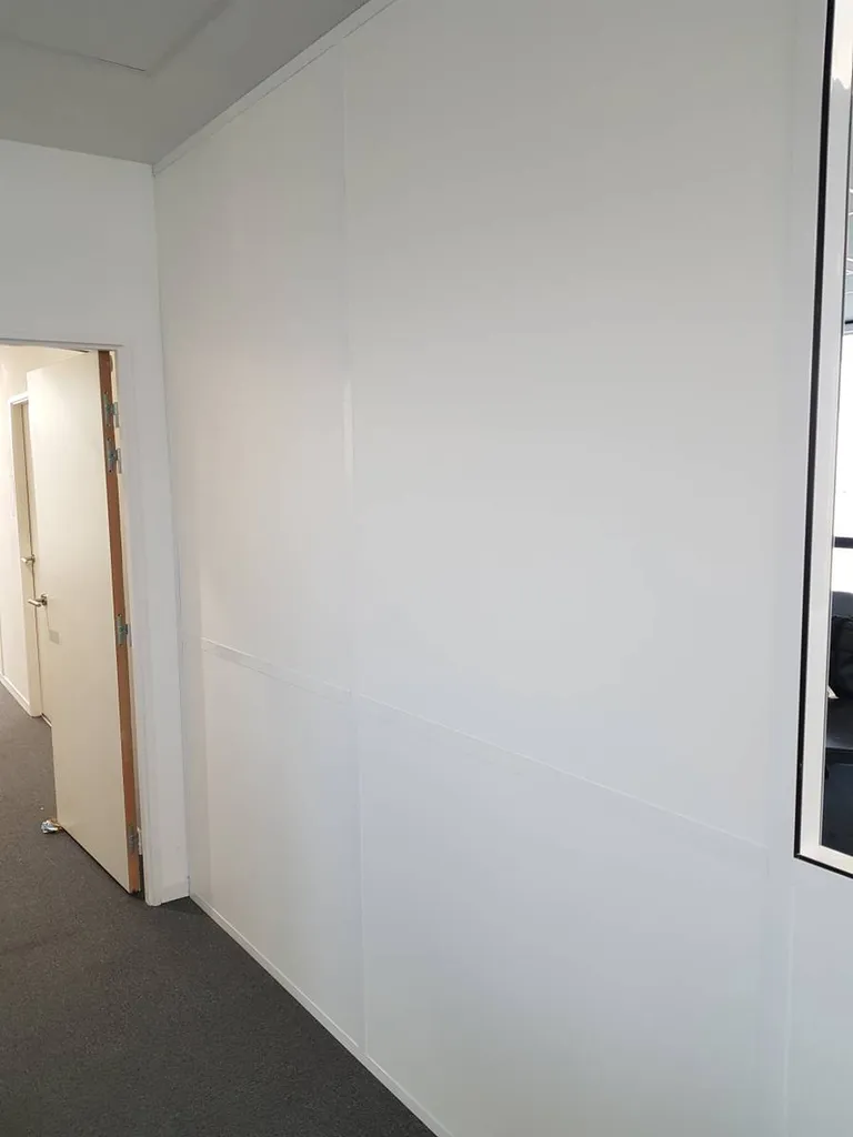 Aménagement de bureau par des cloisons pleines toute hauteur à Nîmes
