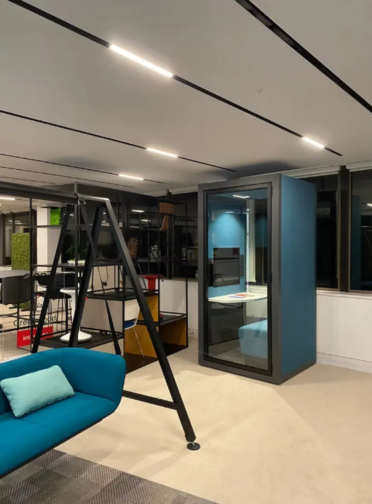 Cabine acoustique individuelle SOLO BUREAU avec éclairage installée dans un espace ouvert. Aix en Provence