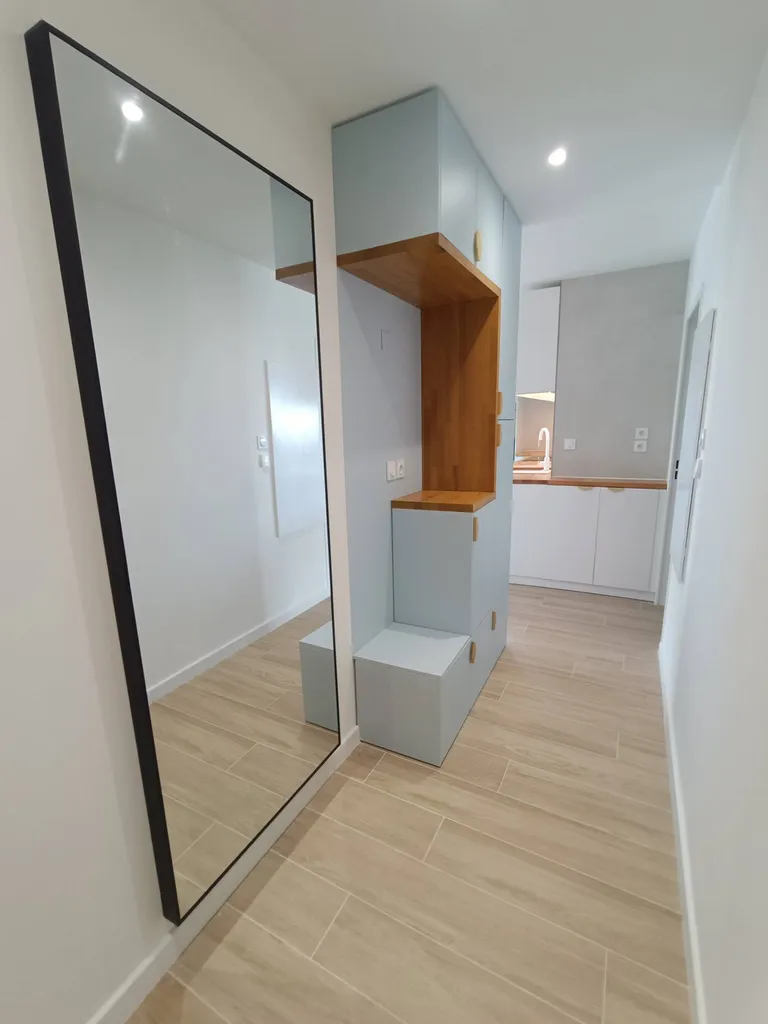 Agencement sur mesure avec rangements, assise fonctionnelle et éclairage doux intégré 13008