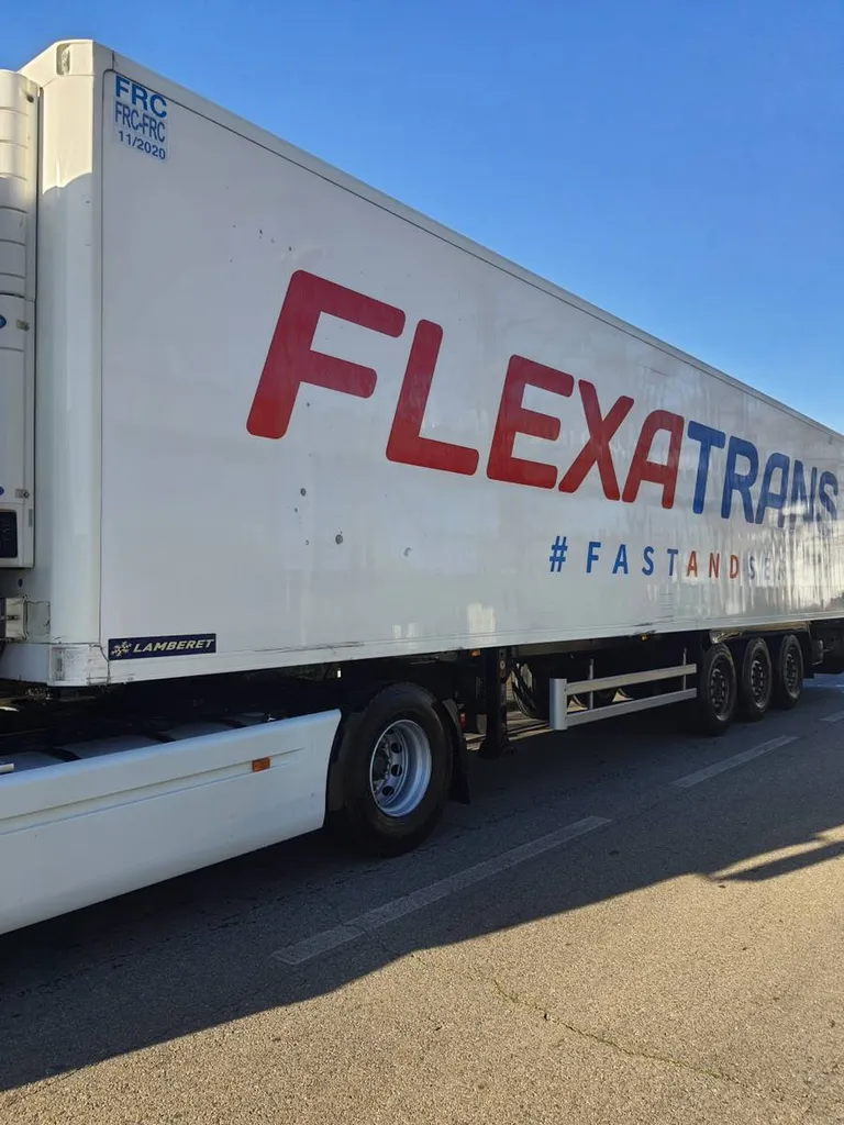 Envoi des produits pharmaceutiques en camion frigorifique à destination de Paris