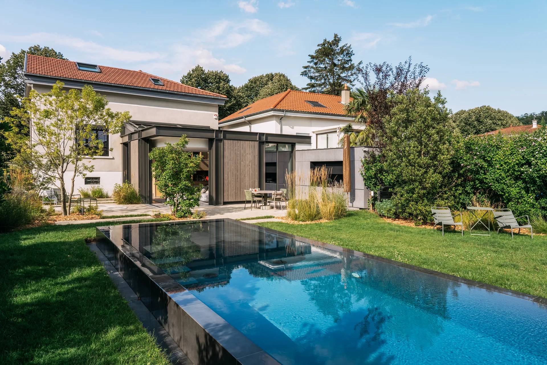 Aménagement paysager complet avec piscine, spa et plantations dans un jardin contemporain à Fleurieu-sur-Saône (69250)