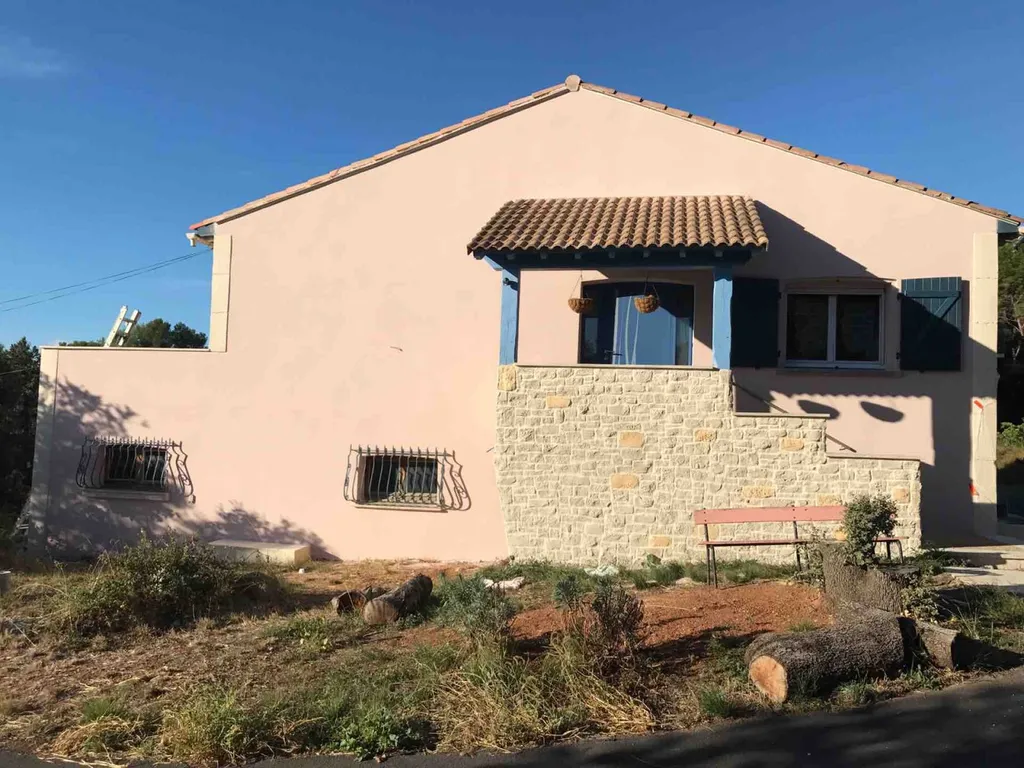 Torchis gratté à l'ancienne avec chaînes d'angle et encadrements sur villa traditionnelle à Poussan proche de Sète
