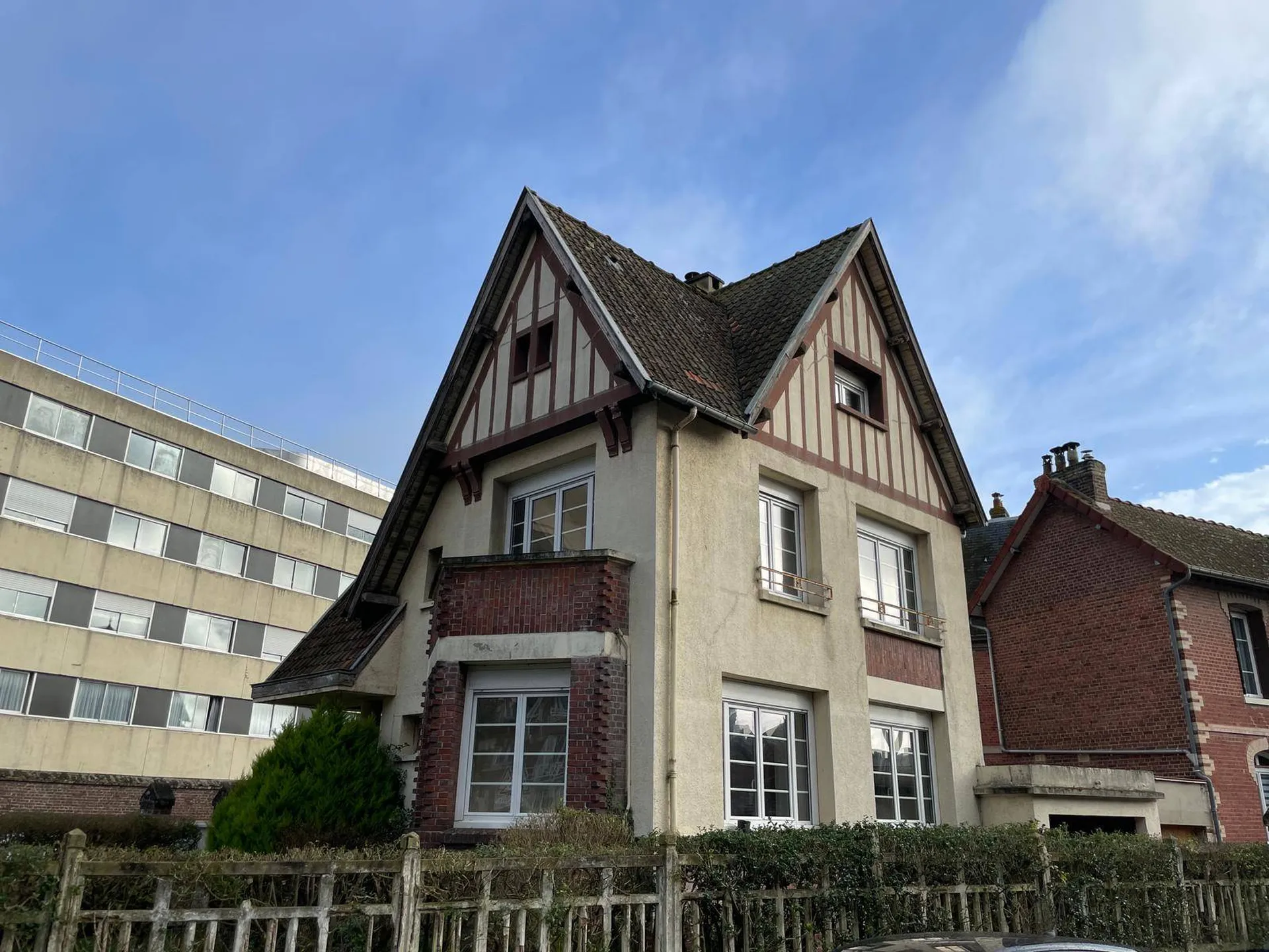 SOUS COMPROMIS Maison de ville, 4 chambres avec jardin et garages, proche gare Dieppe 76