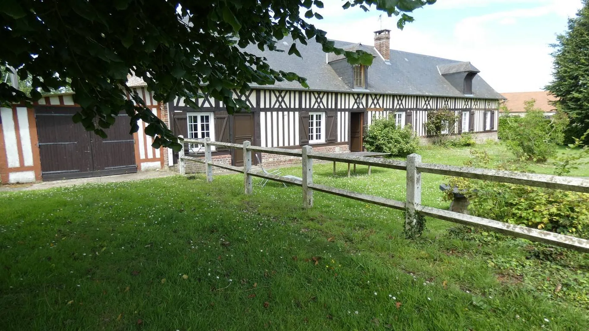 Vends : Propriété de charme en Normandie, 152m², grand séjour, cuisine équipée, 6 chambres, jardin de 1500m². Proche de Luneray.