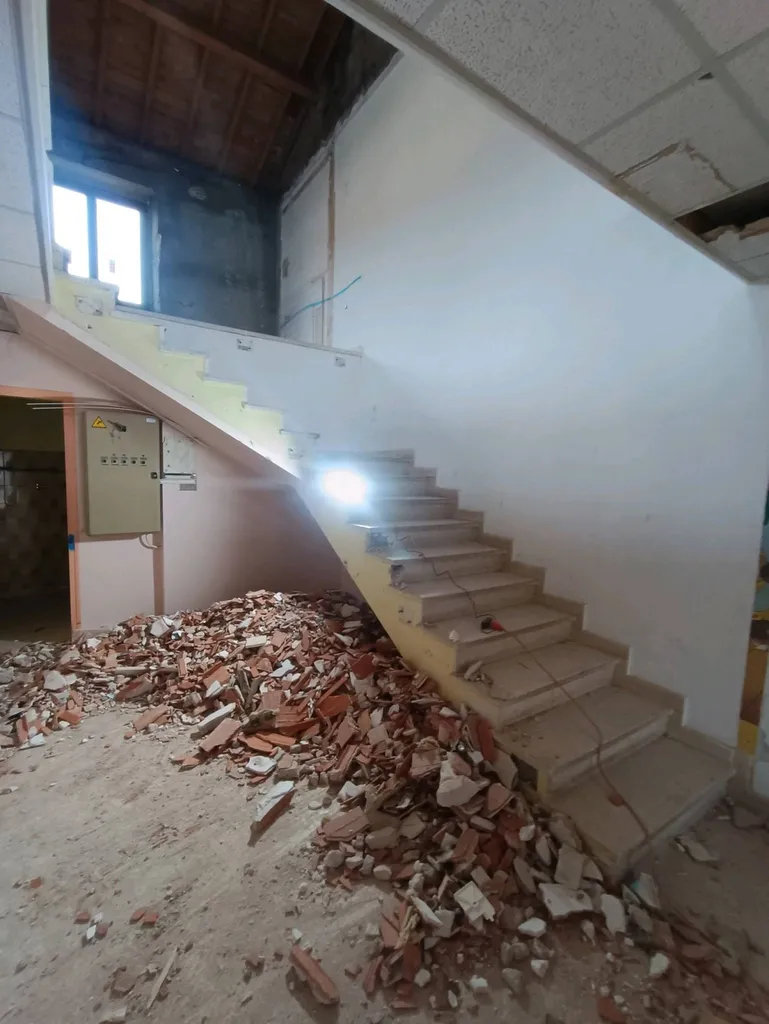 Destruction d'un escalier avec un robot Dx300 et cisaille en béton Puy en Velay en Haute Loire