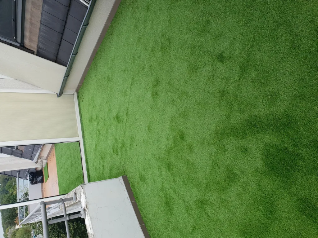 Pose de gazon synthétique avec étanchéité sur terrasse d’appartement pour un sol extérieur durable à Strasbourg
