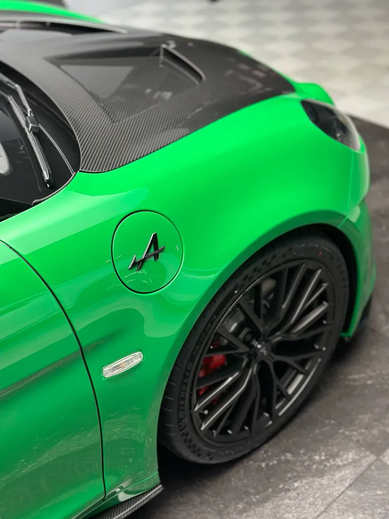 Pose de film de protection PPF sur une Alpine A110R près du Mans