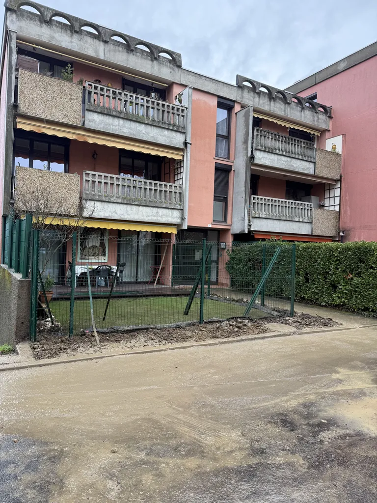 Remplacement de haie et grillage souple par clôture rigide occultante PVC verte à Blagnac près de Toulouse.