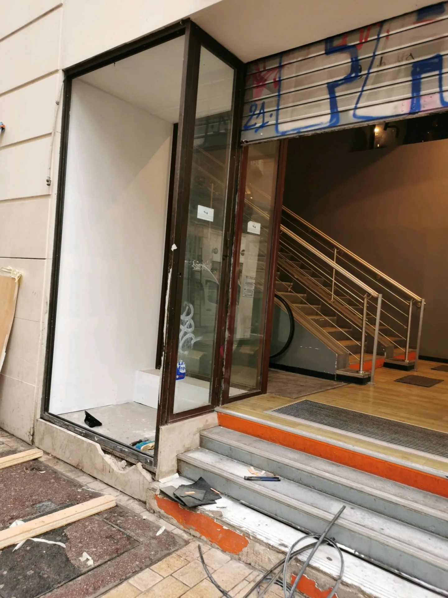 Remplacement d'une vitrine pour une salle sport sur Marseille 1er suite à une dégradation