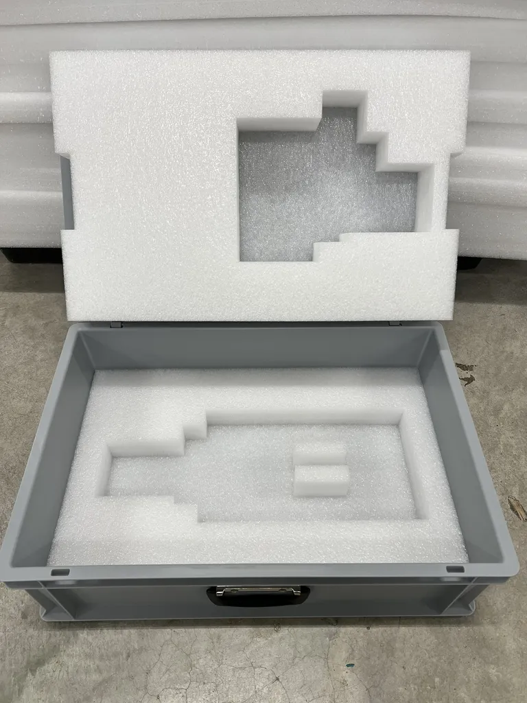 Fourniture d'un packaging complet caisse plastique 600x400mm avec poignée plus un calage mousse PE blanche basse densité usinée