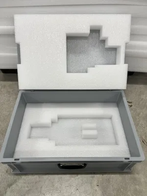 Fourniture d'un packaging complet caisse plastique 600x400mm avec poignée plus un calage mousse PE blanche basse densité usinée