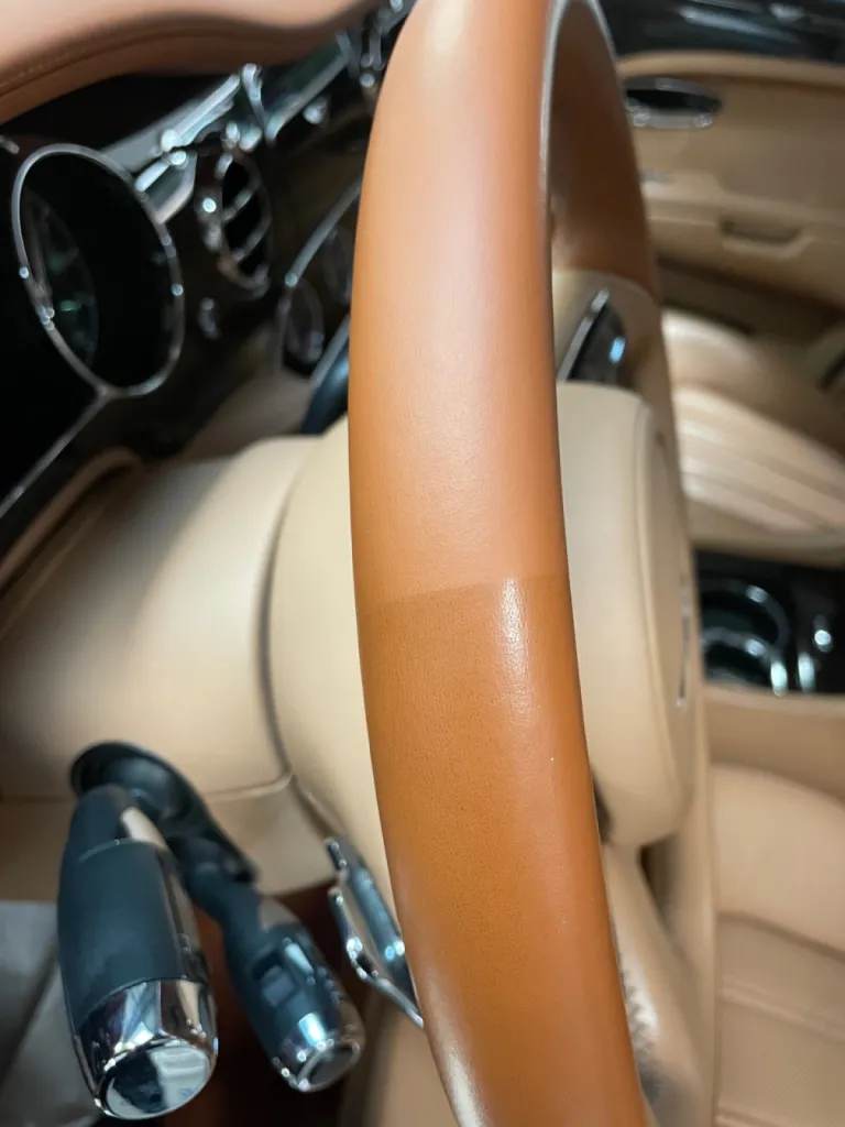 Traitement cuir pour cette Bentley Mulsane chez Bentley à Monaco 