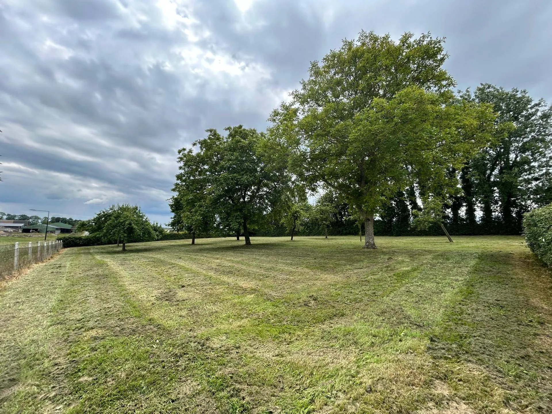 Vends maison avec rafraîchissement sur une parcelle de terrain de 4700m2.