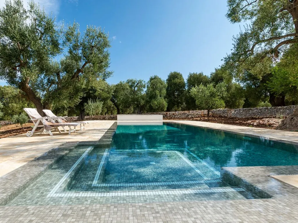 piscine moderne eau bleu gris