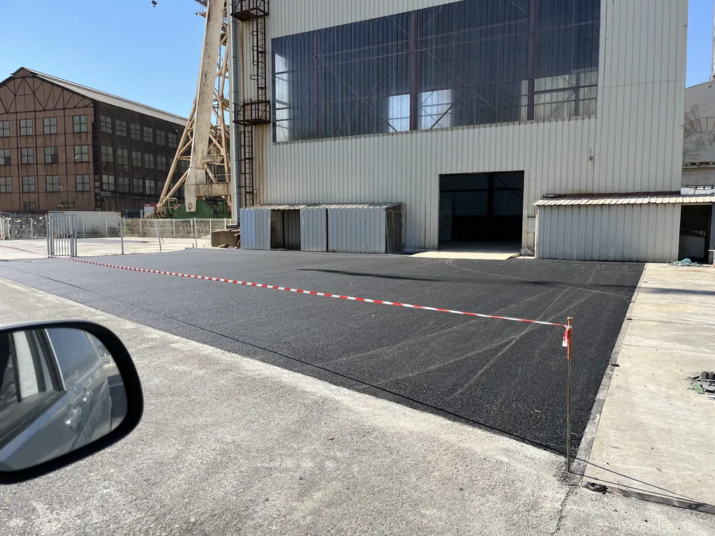 Création d’une plateforme d’accès poids lourds et parking devant un hangar industriel à La Ciotat