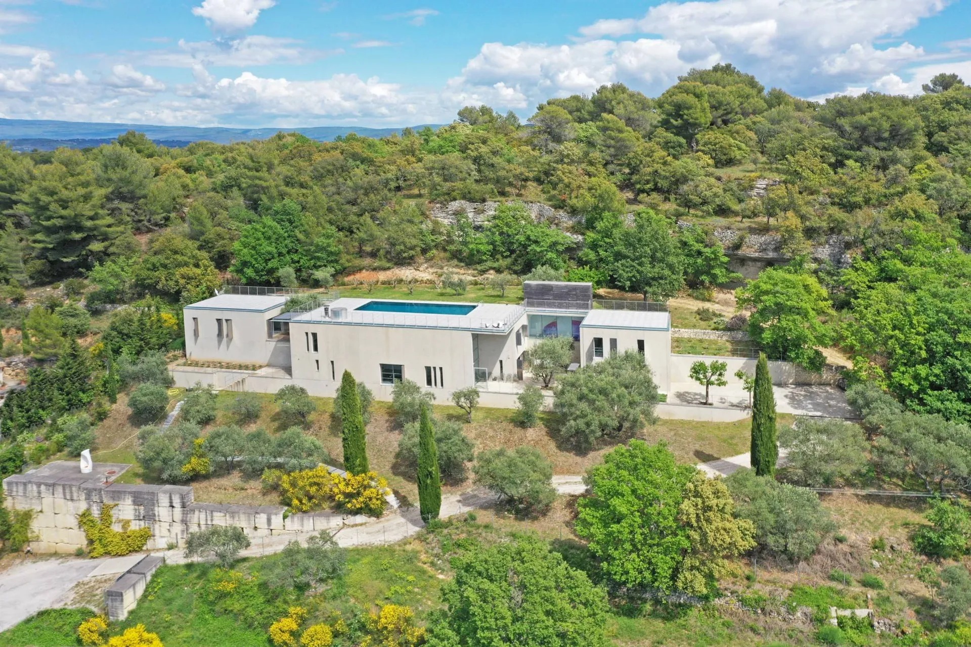 Propriété bioclimatique en position dominante proche village des Monts de Vaucluse   