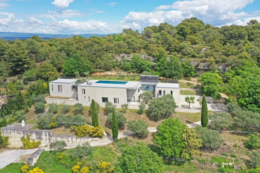 Propriété bioclimatique en position dominante proche village des Monts de Vaucluse   