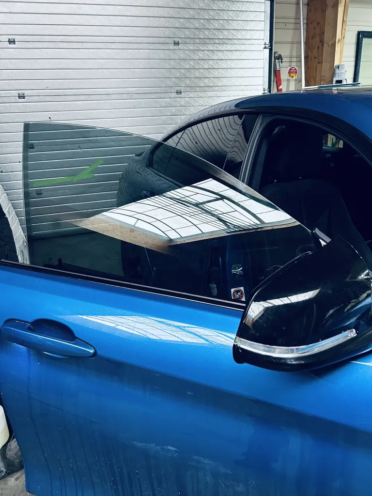 Pose de films solaires à 30% sur les vitres avant d'une BMW