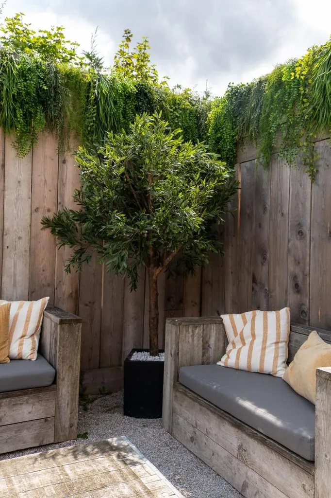 Arbre artificiel et semi-naturel – design végétal réaliste sans entretien à Toulon, Région PACA pour bureaux, accueil et espaces professionnels végétalisés