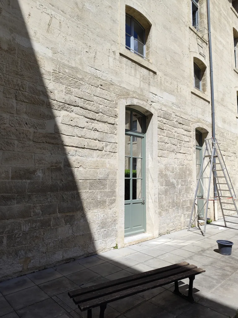 POSE DE FILMS ADHÉSIF SOLAIRE ANTI CHALEUR SUR PORTES FENÊTRES UNIVERSITÉ AVIGNON 