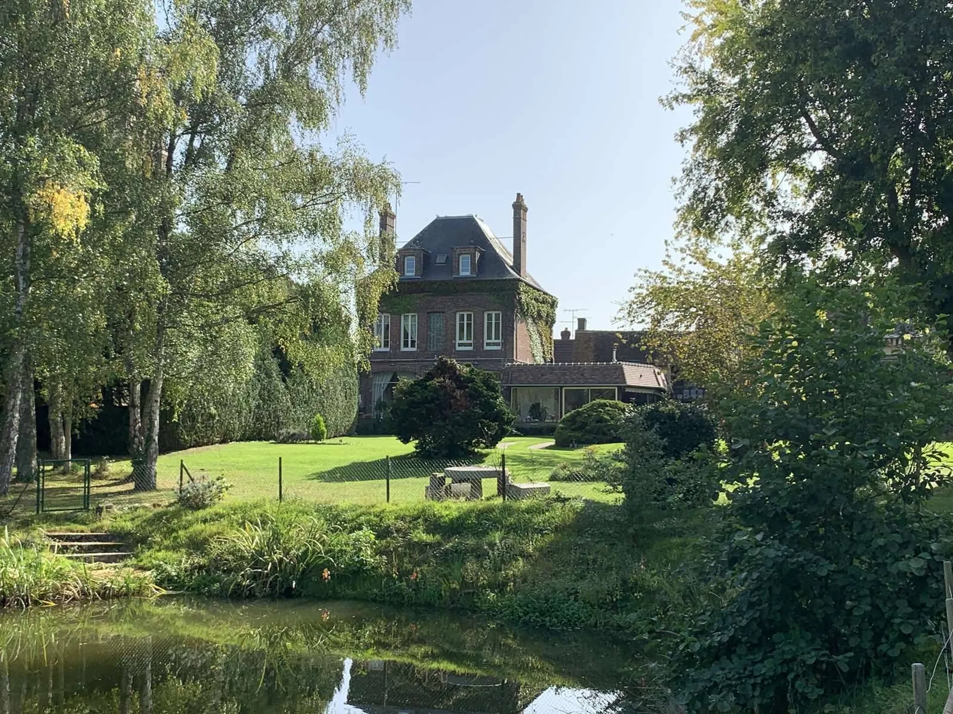 SUD PAYS D'AUGE (CALVADOS) MAISON DANS VILLAGE AVEC TOUS COMMERCES