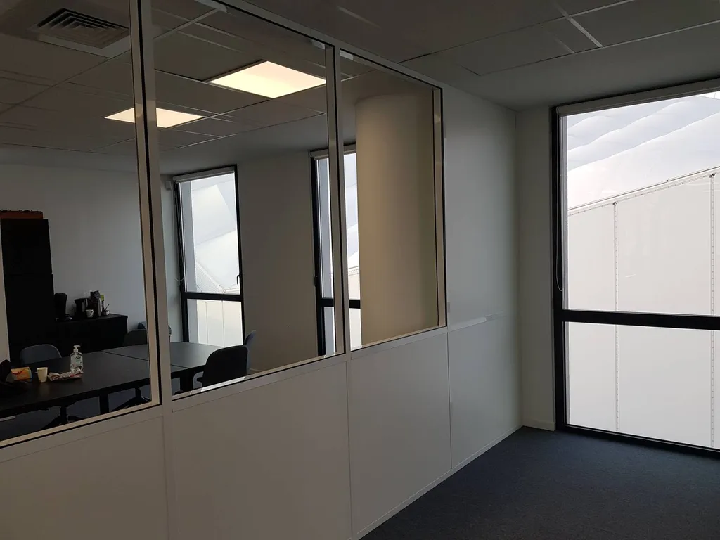 Installation de cloisons amovibles semi-vitrées avec structure aluminium à Marseille