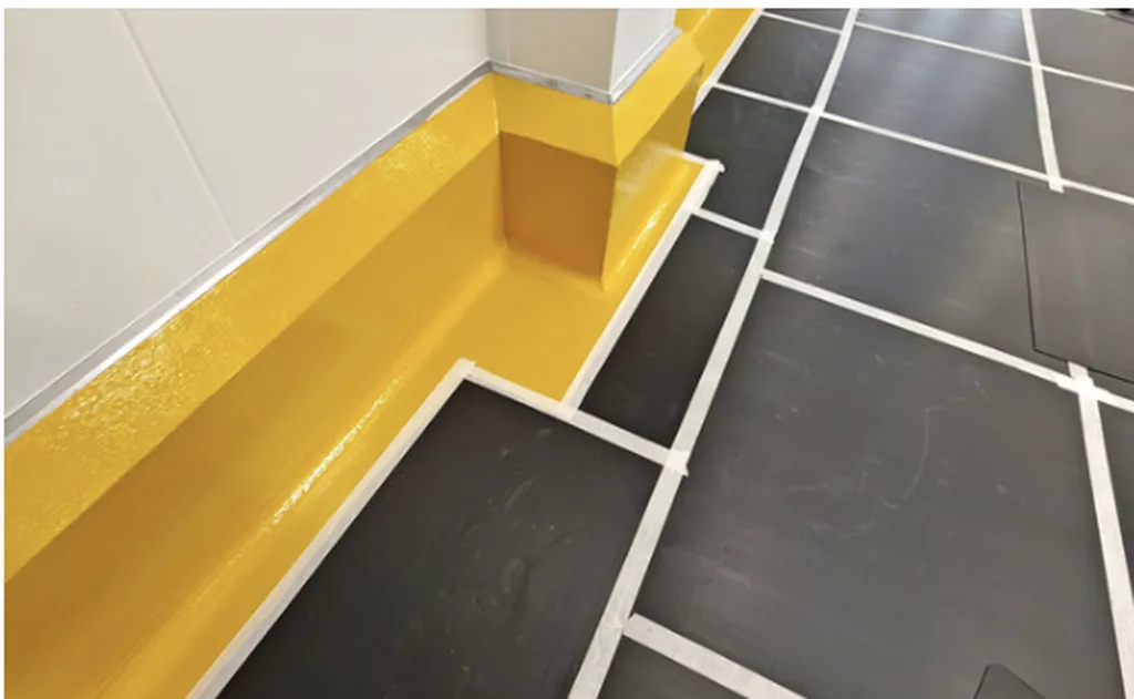 Réalisation d'un revêtement de sol en polyuréthane ciment SIKACRETE avec banquettes en mortier époxy et finition sablée à Amiens