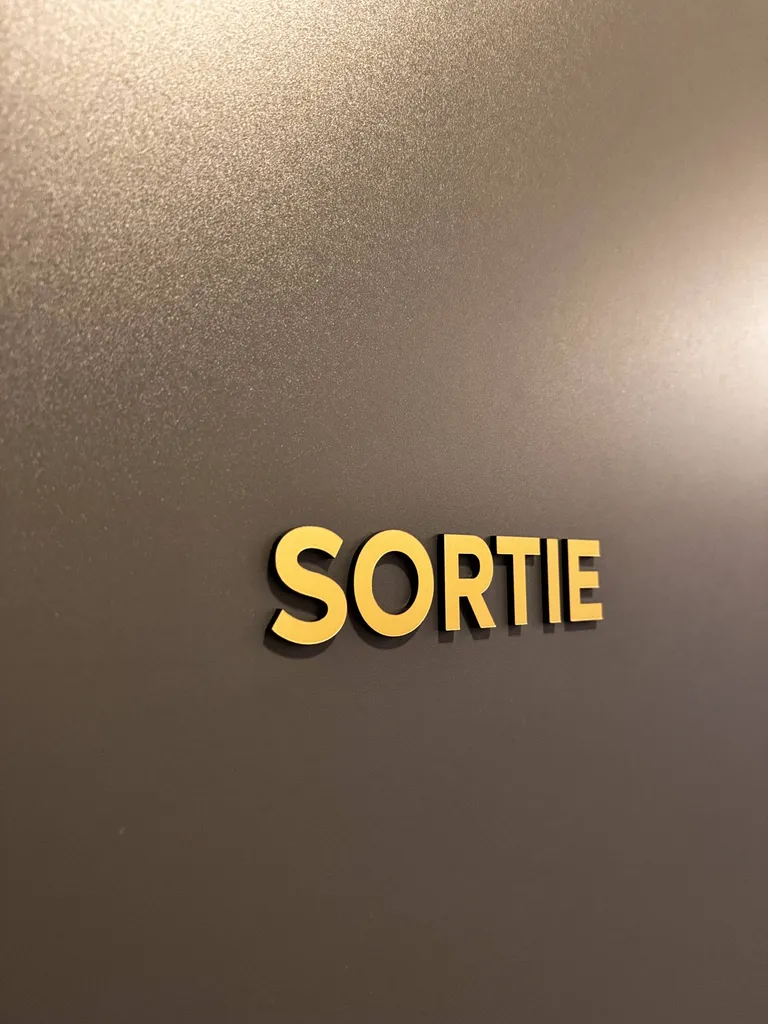 petit lettrage doré signalétique