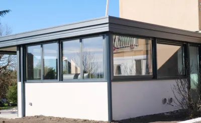 Véranda sur mesure en aluminium avec toiture plate pour de meilleures performances thermiques
