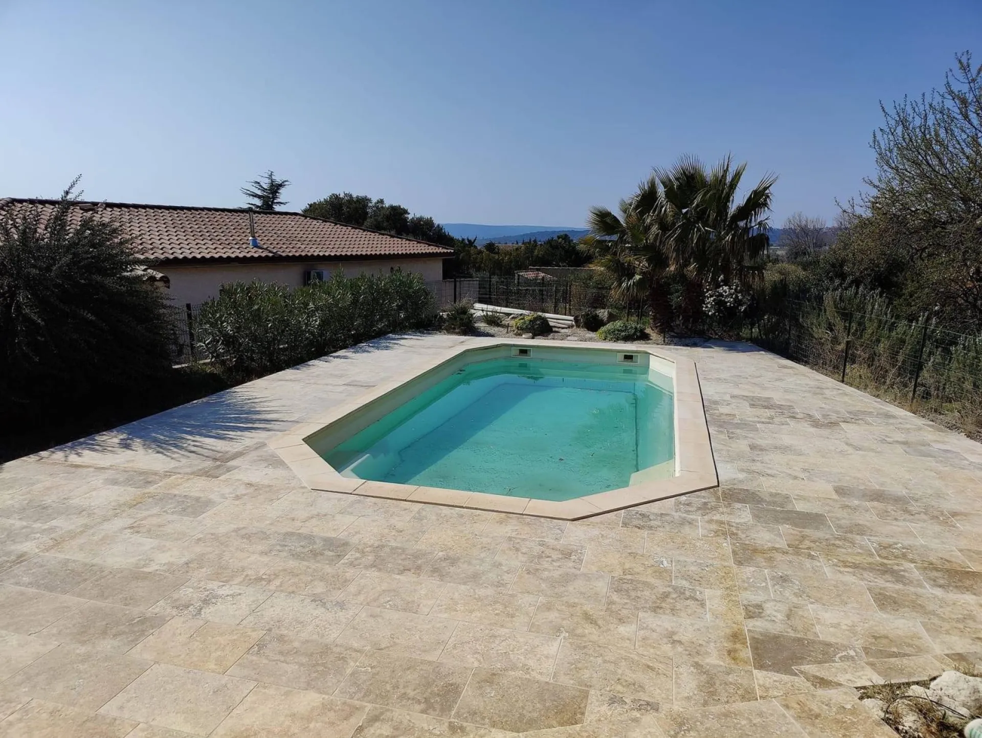 Travertin pierre pour terrasse et plage de piscine en extérieur à NIMES