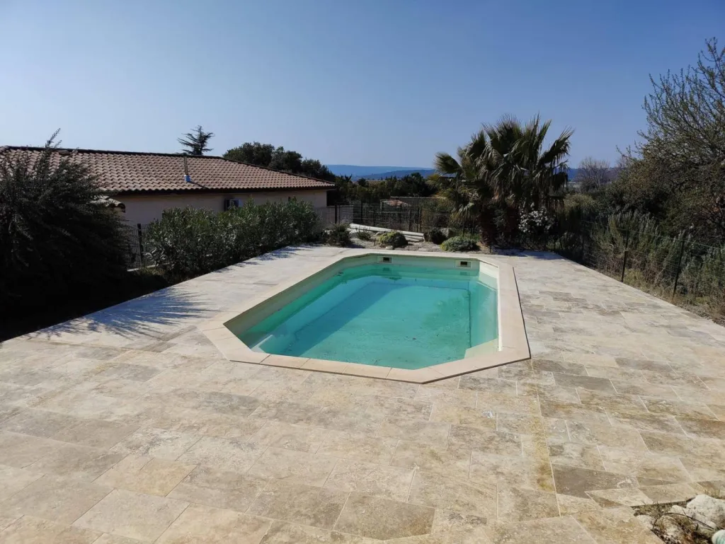 Travertin pierre pour terrasse et plage de piscine en extérieur à NIMES