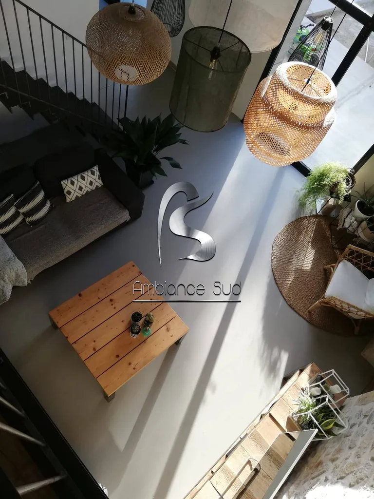 SOL EN BÉTON CIRÉ COULE AVEC UNE CHAPE MINCE FIBRE TEINTE A MARTIGUES 13