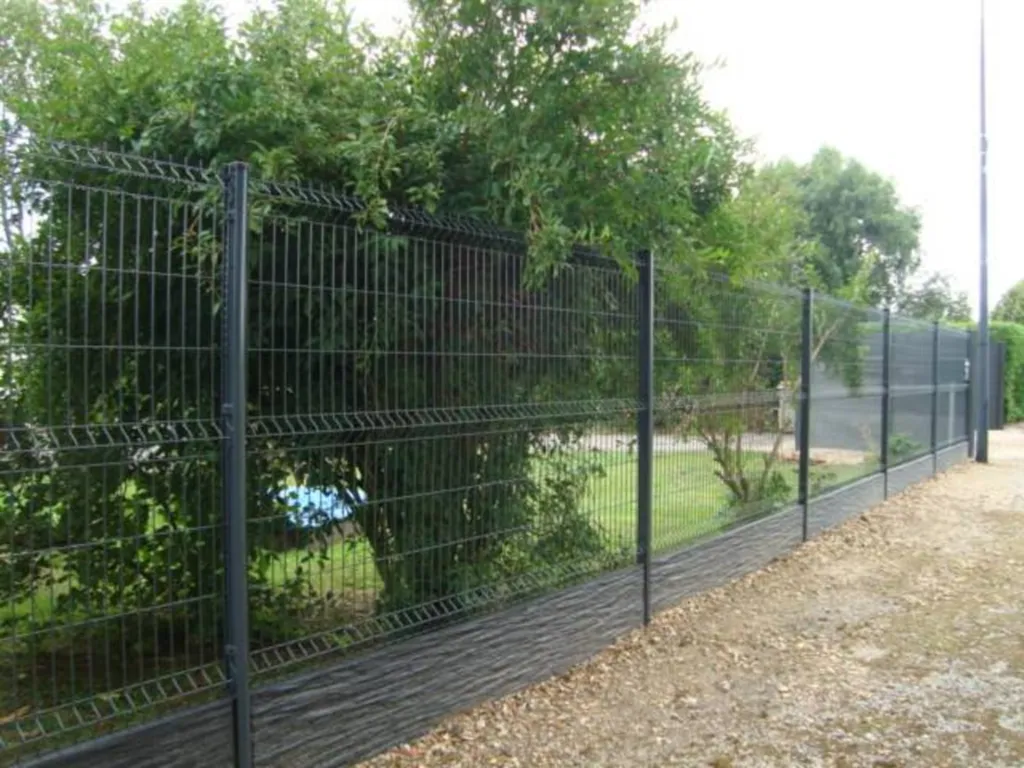 Installation de clôture rigide avec plaque de soubassement ardoise dans l'Eure 27