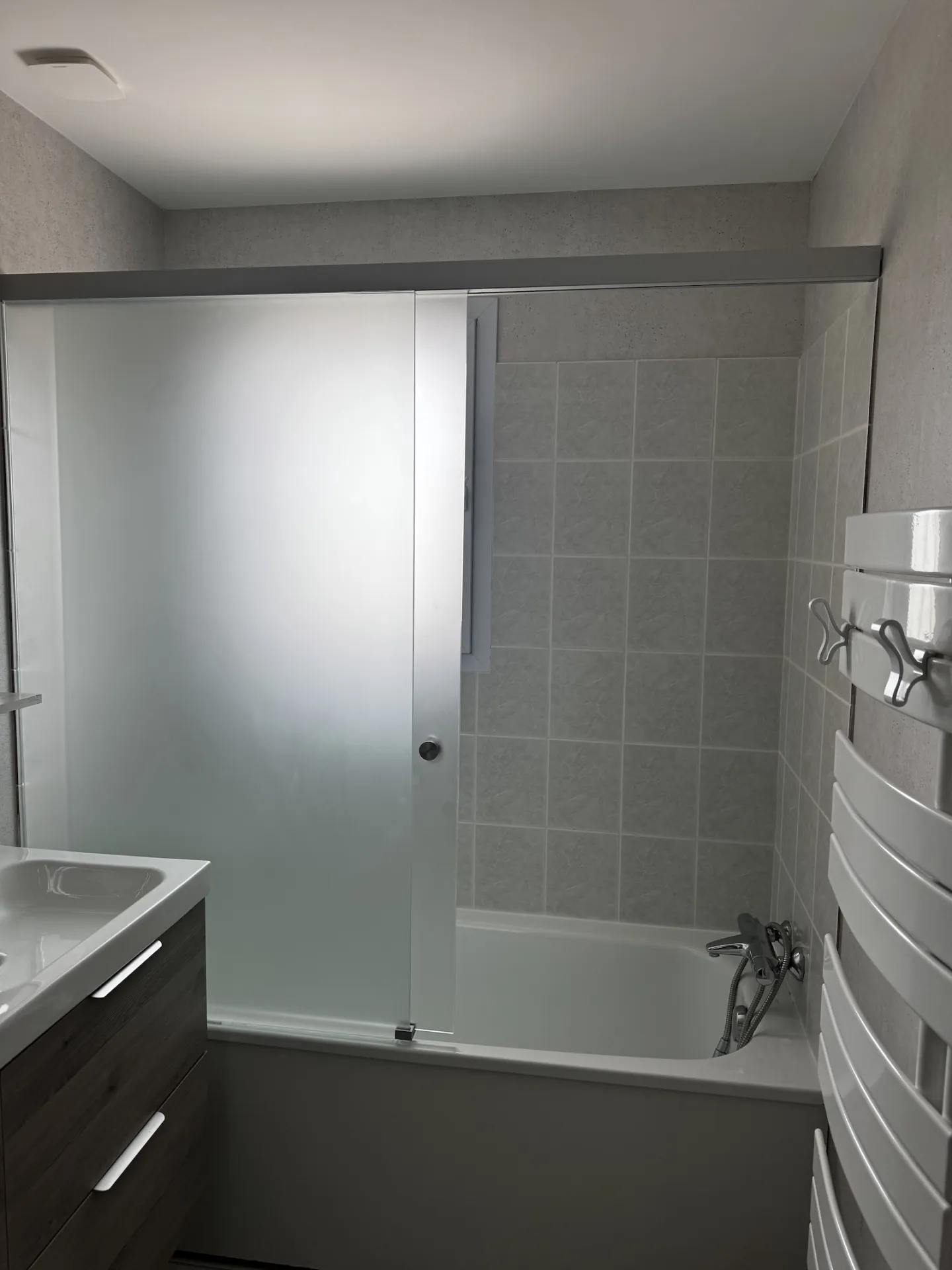 Pose d’un pare-douche de baignoire en verre trempé sécurit dépoli acide à Meyzieu prés de JONAGE