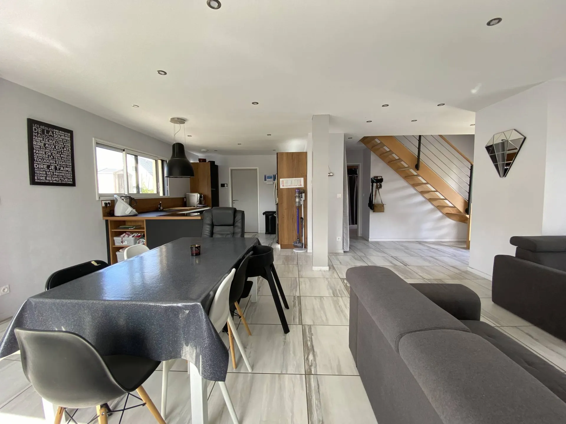 Vends maison contemporaine spacieuse et lumineuse.