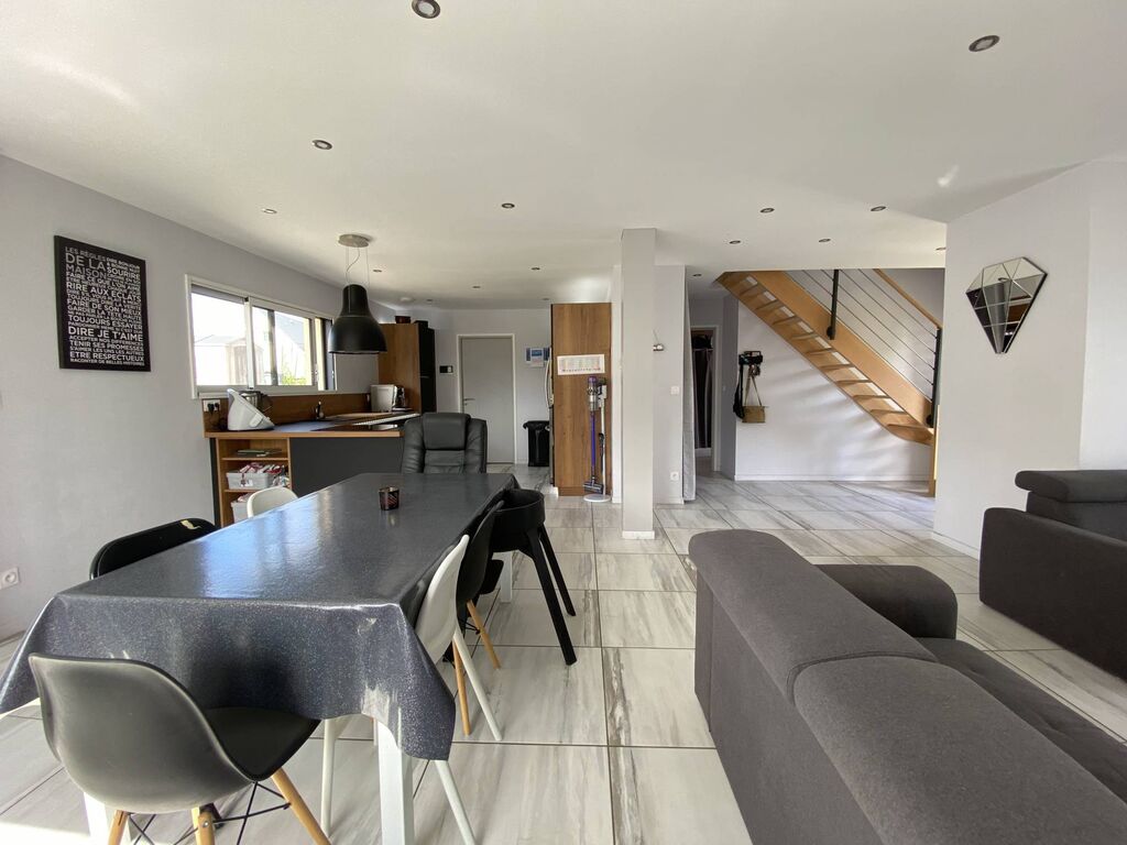 Vends maison contemporaine spacieuse et lumineuse.