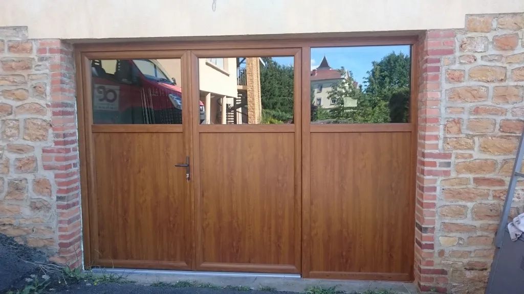 Ensemble porte fenêtre PVC gamme ALTATWIN (plaxage chêne doré 2 faces) GROSFILLEX sur la commune de Lucenay