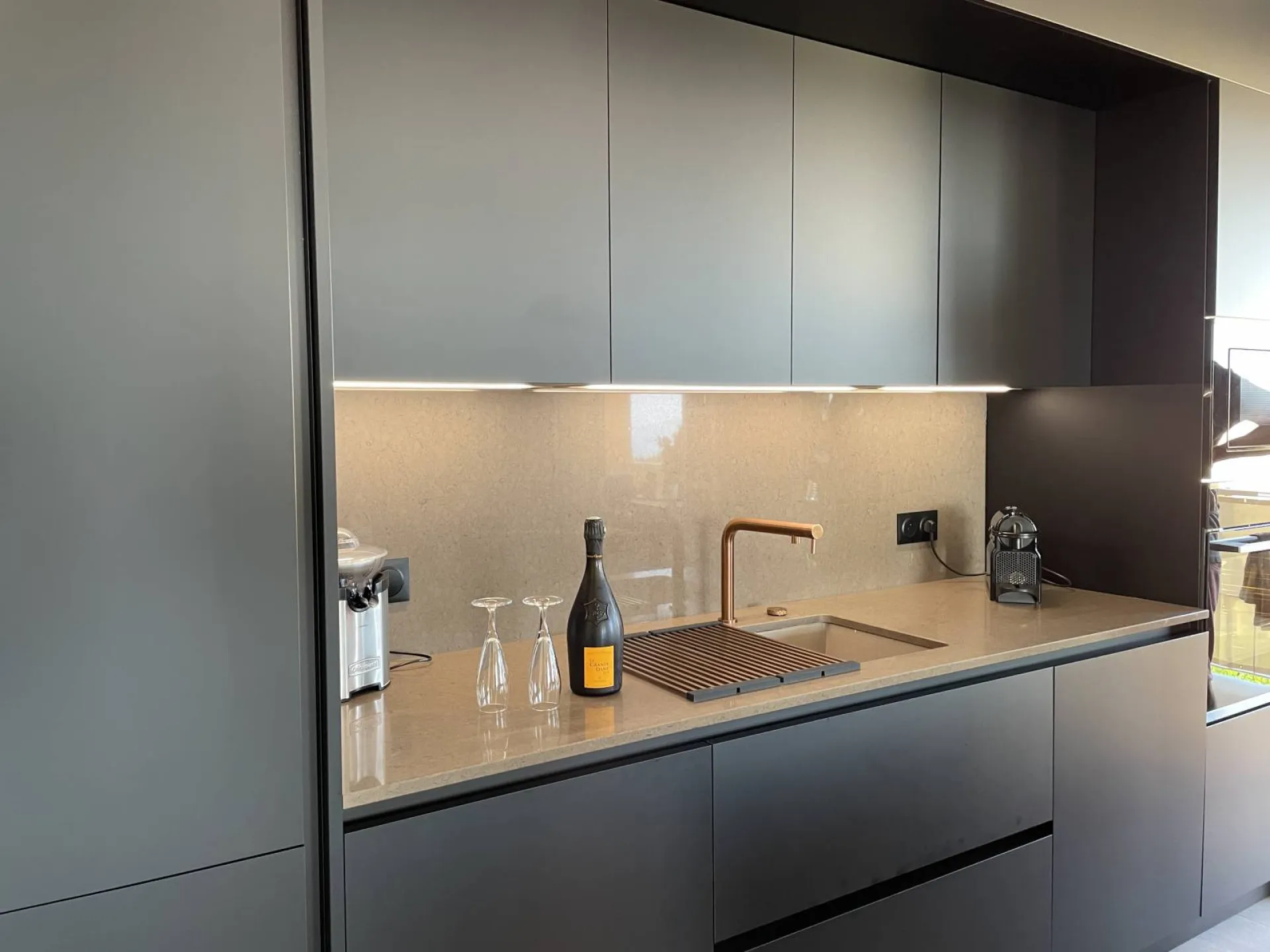 Réception de chantier laque black mat, plan de travail Silestone Quartz 20 mm, le coté obscur à toujours de l'allure...