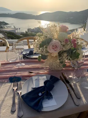Organisez votre joli mariage symbolique sur une plage de sable fin avec une agence de wedding planner à Santorin