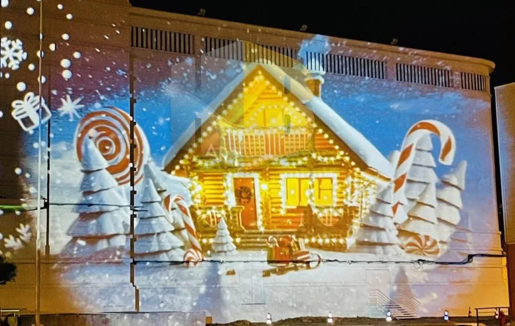 Ambiance féérique sur place publique avec projecteurs architecturaux Mapplight à Montpellier
