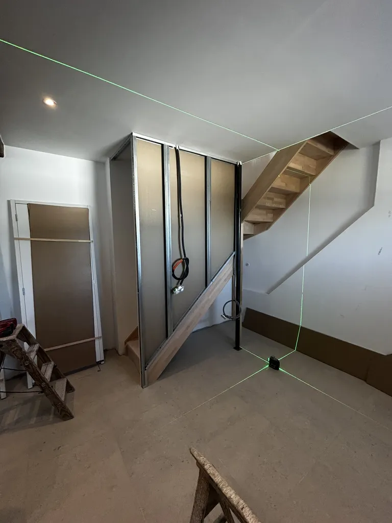 Mise en place des cloisons en remplacement du garde-corps pour sécurisation de l’escalier dans cette rénovation à Villefranche-sur-Saône