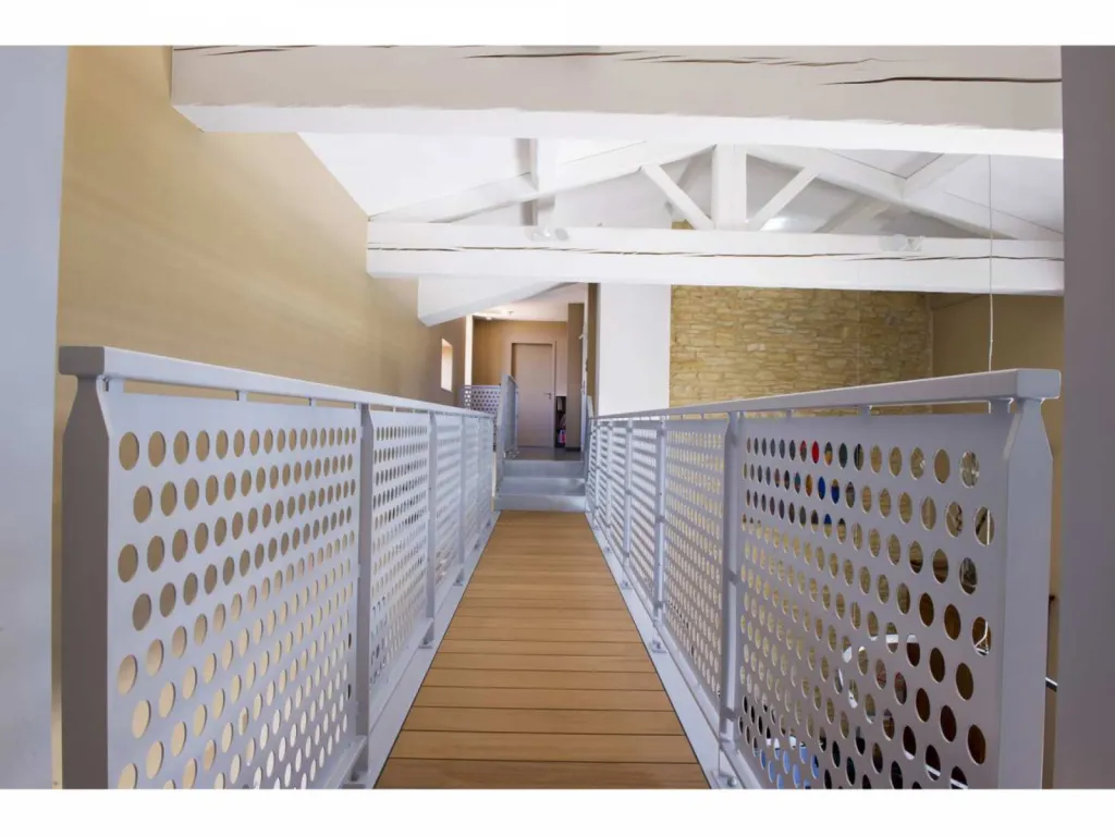 photographe d'architecture maison de particulier aménagement intérieur avec une passerelle en métal