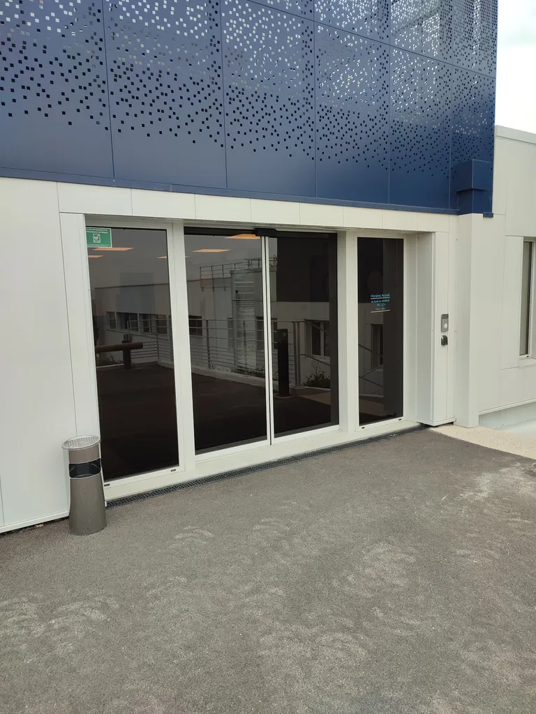 Installation de film occultant translucide pour logement particulier à Marseille 8ème – Préservez votre confort visuel