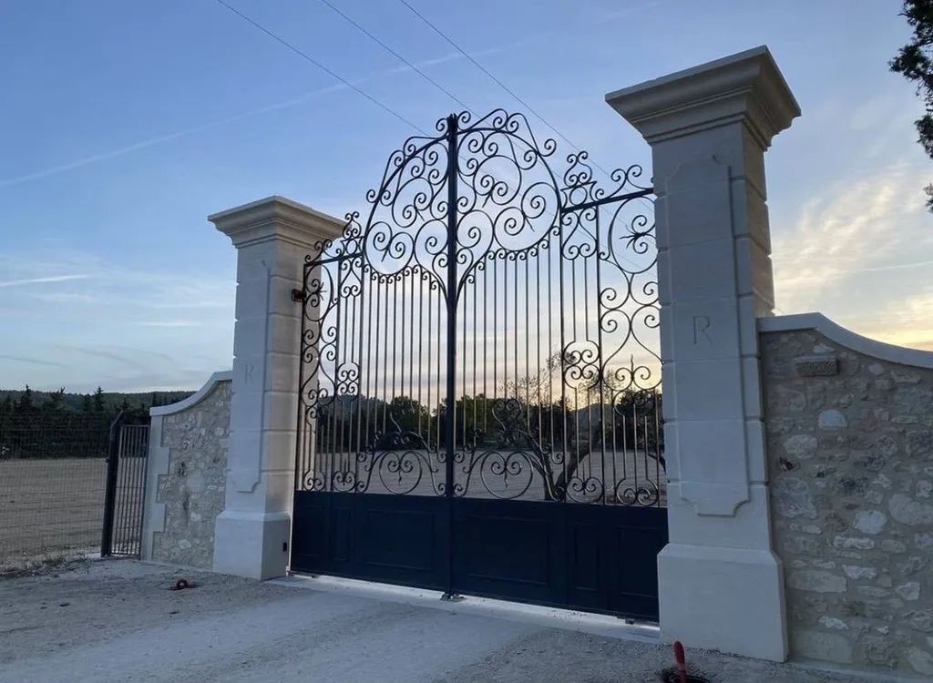 piliers en pierre d'estaillade du Lubéron avec zoom sur le tableau central en relief