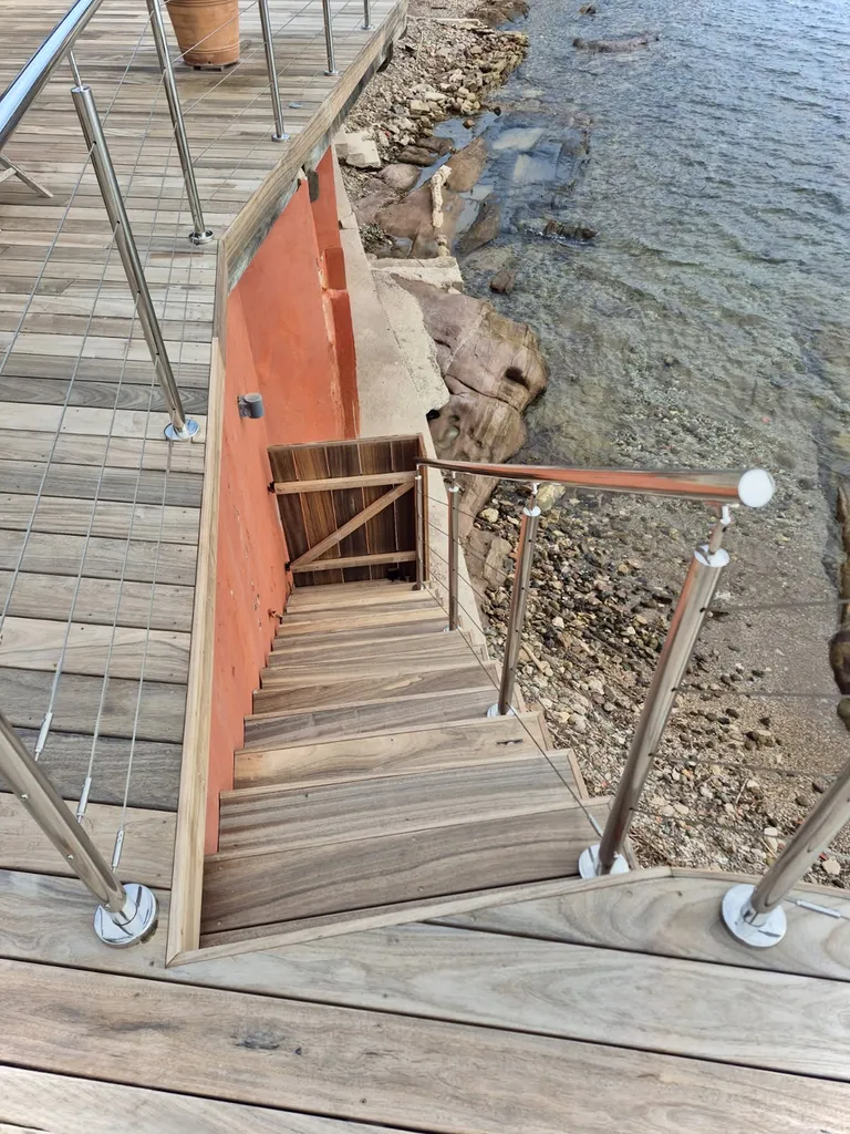Pose et fourniture de terrasse en bois en Padouk pour particuliers à Carqueiranne, proche de Hyères dans la région PACA