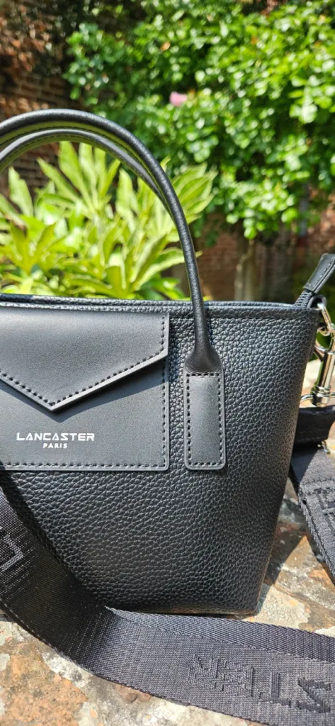 Petit sac Lancaster noir disponible chez Evasion Eu