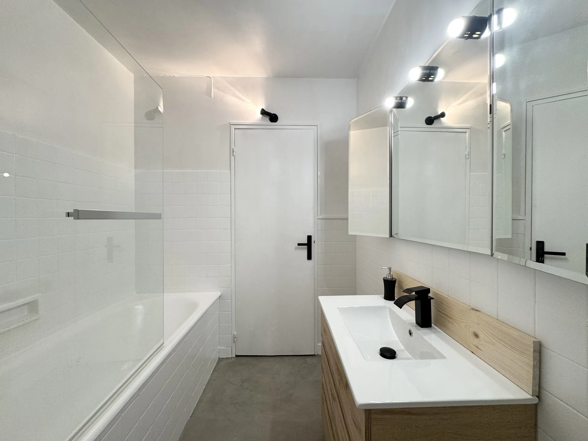A vendre appartement ensoleillé avec balcon de 87,53 M² à Saint Germain en Laye, il se situe au 1er étage avec ascenseur, une triple exposition, le calme absolu,
