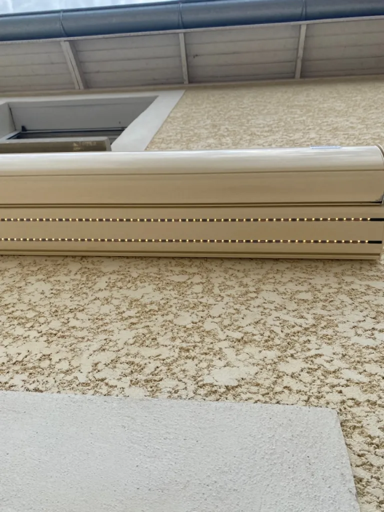 Pose store de la marque marquise beige somfy à Lyon