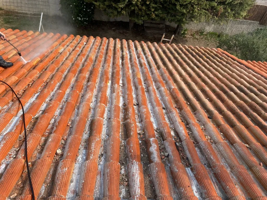 application du nettoyant de toiture près de aix en provence