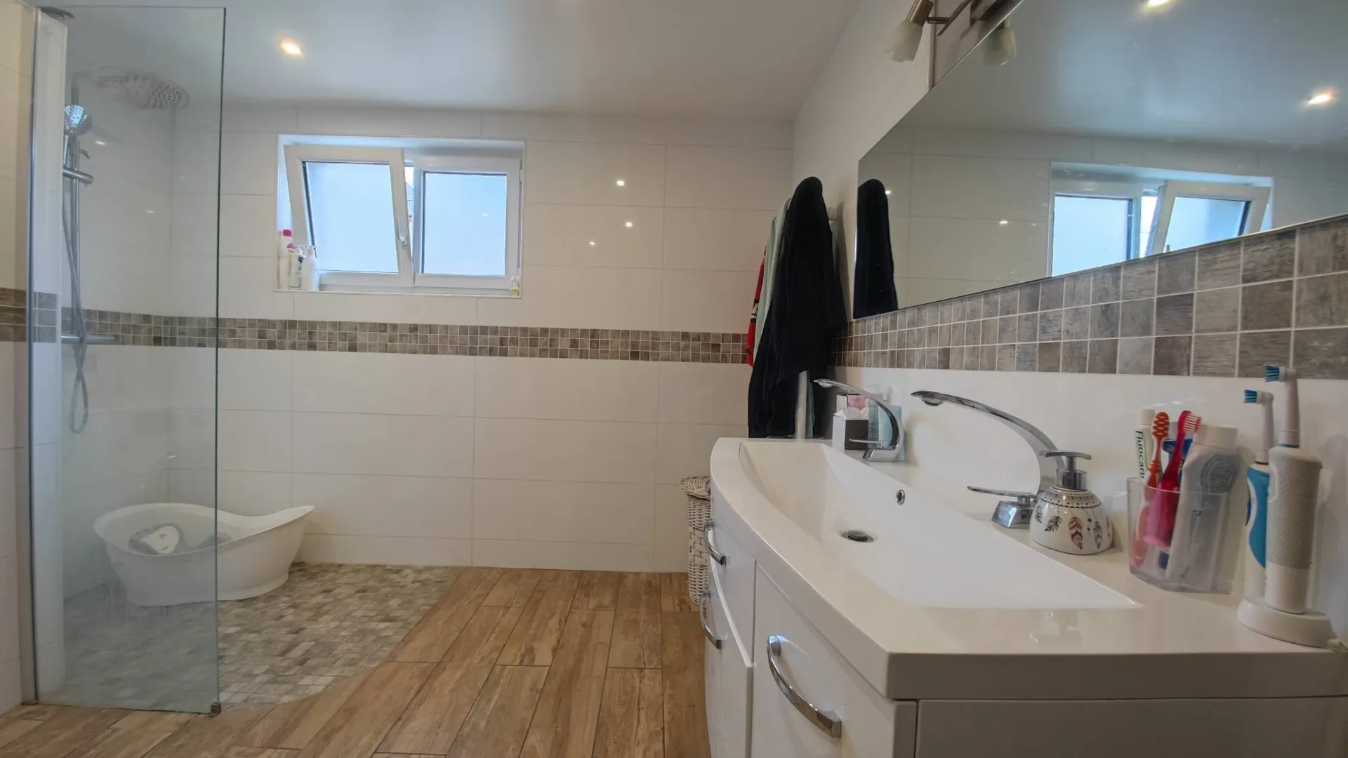 Maison de caractère entièrement rénovée de 147 m² avec jardin, située à 30 minutes de la mer de Dieppe, en Seine-Maritime (76)